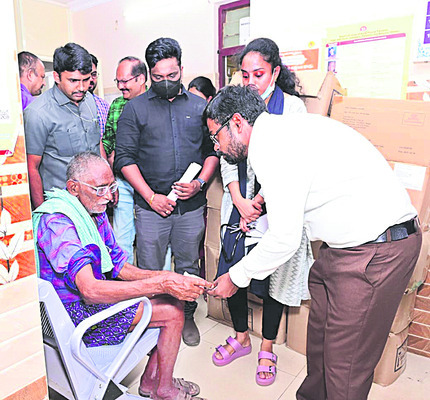 పీహెచ్‌సీలో కలెక్టర్‌ తనిఖీలు1