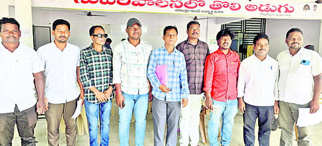 వినతులకు పరిష్కారం చూపండి1
