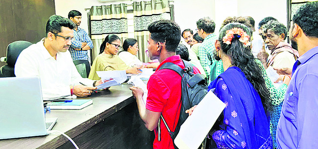 వినతులకు పరిష్కారం చూపండి2