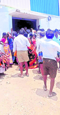 పడిగాపులు.. నిలదీతలు.. వాగ్వాదాలు 1