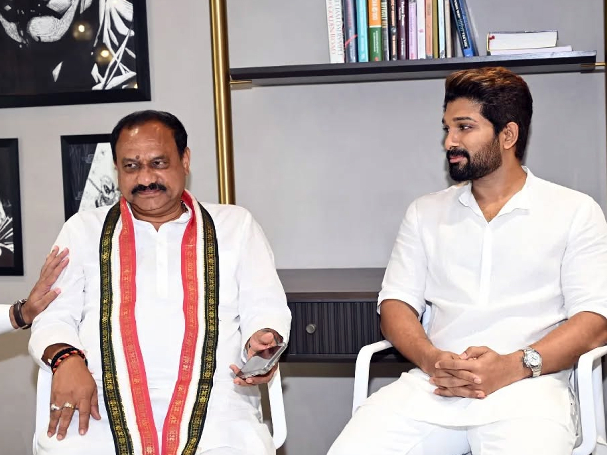 Chiru, Ram Charan and others attends to allu kanakaratnamma peddakarma(photos)12