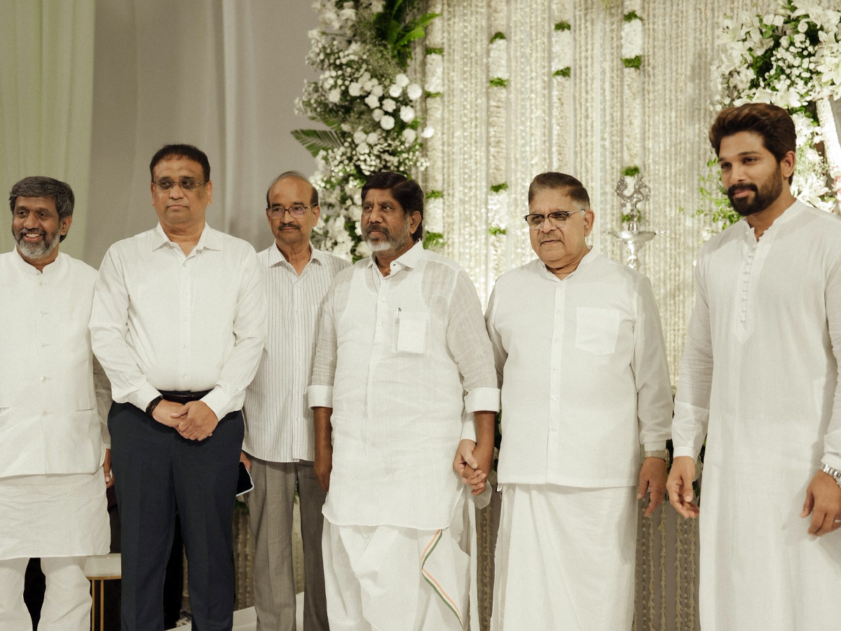 Chiru, Ram Charan and others attends to allu kanakaratnamma peddakarma(photos)15