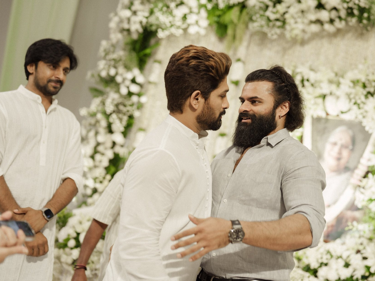 Chiru, Ram Charan and others attends to allu kanakaratnamma peddakarma(photos)5