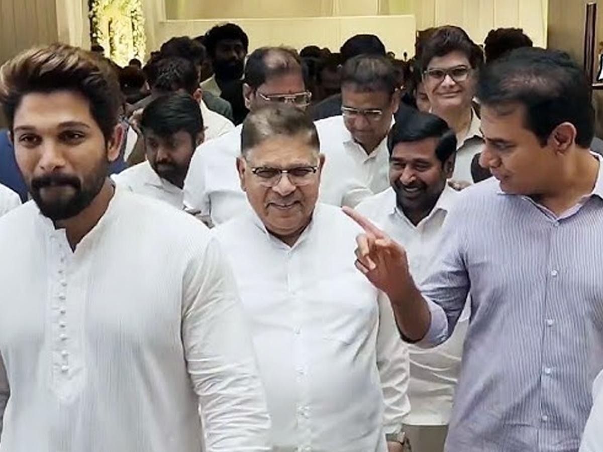Chiru, Ram Charan and others attends to allu kanakaratnamma peddakarma(photos)6