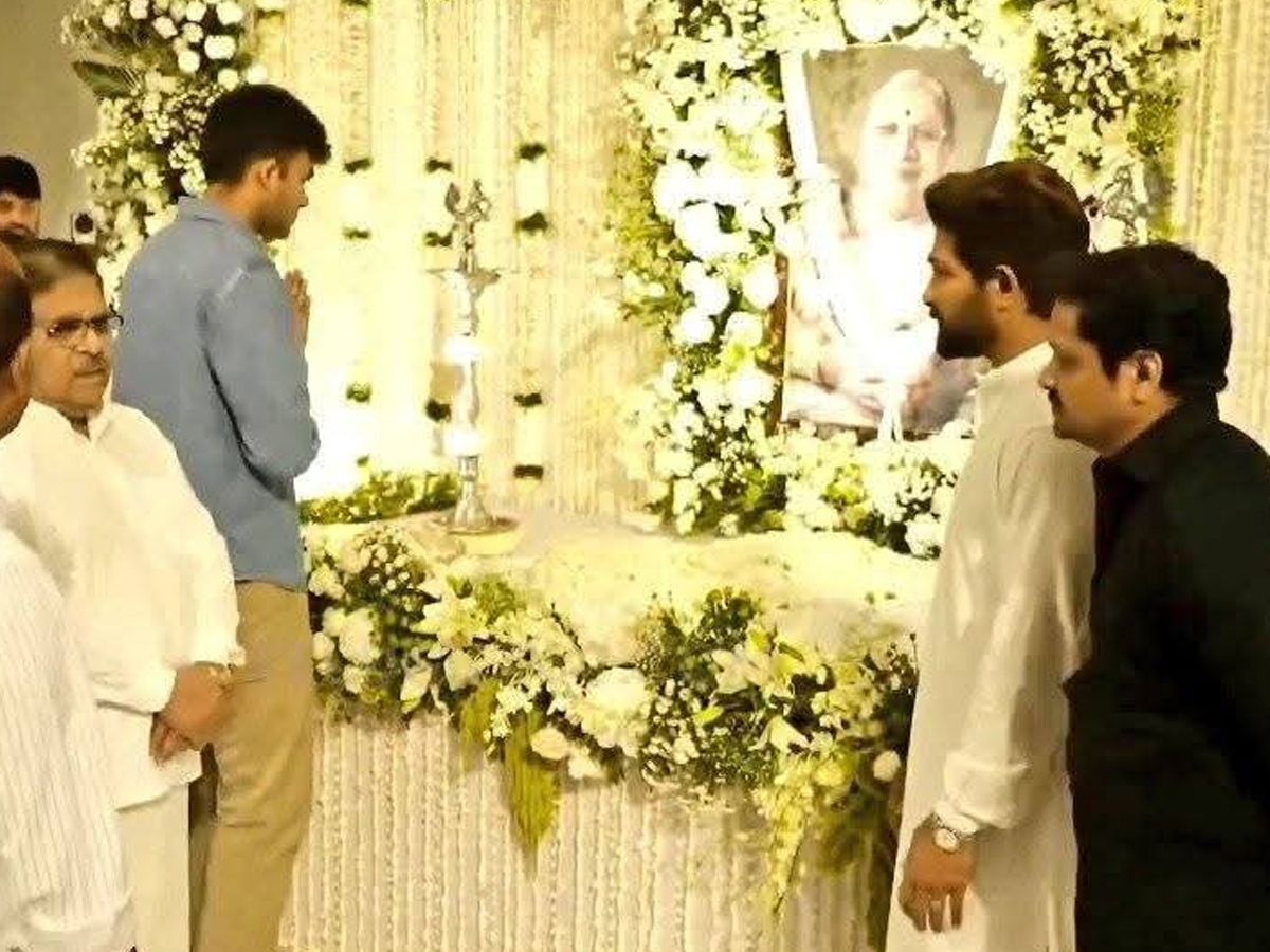 Chiru, Ram Charan and others attends to allu kanakaratnamma peddakarma(photos)8