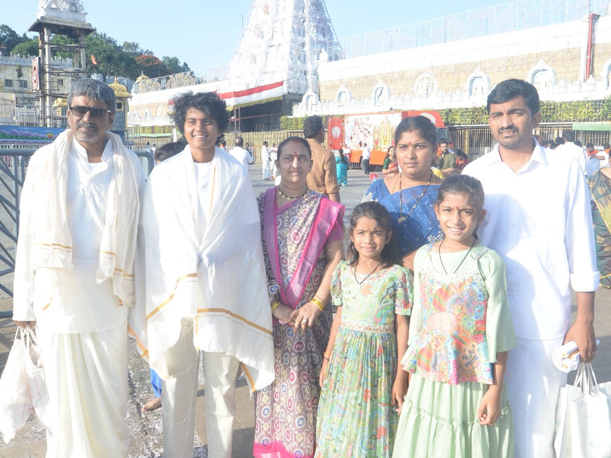 Indian Women's Cricket Team Player Sri Charani Visited Tirumala Sri Vari Temple Photos1