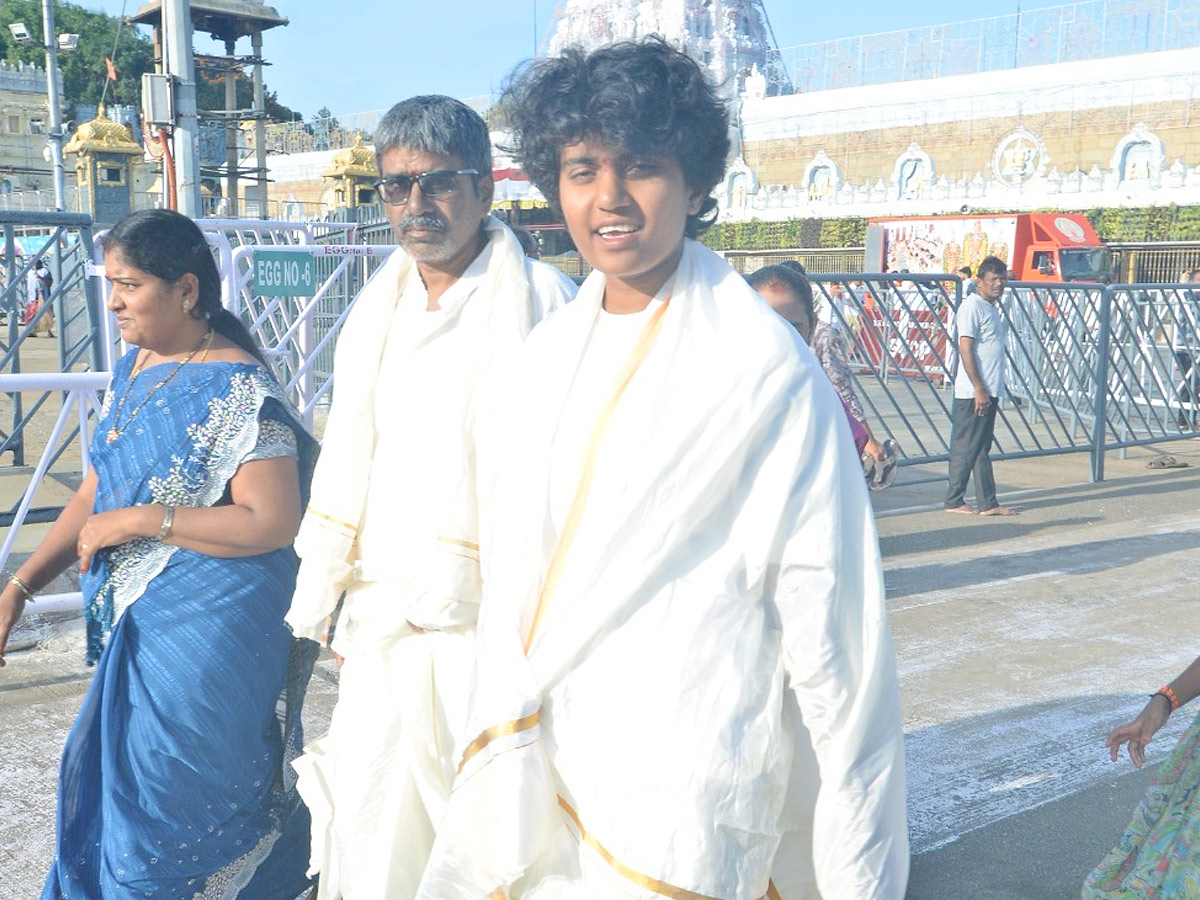 Indian Women's Cricket Team Player Sri Charani Visited Tirumala Sri Vari Temple Photos2