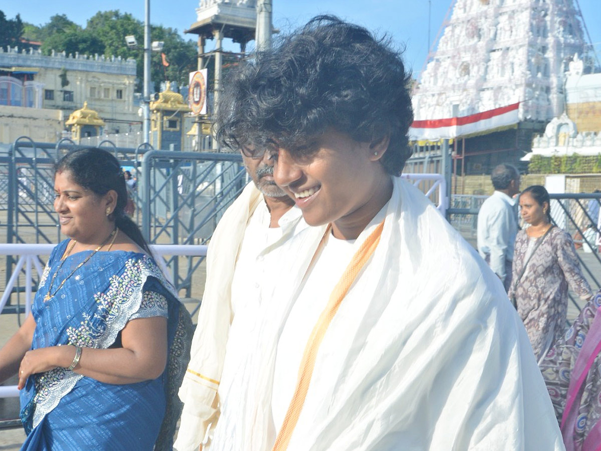 Indian Women's Cricket Team Player Sri Charani Visited Tirumala Sri Vari Temple Photos3