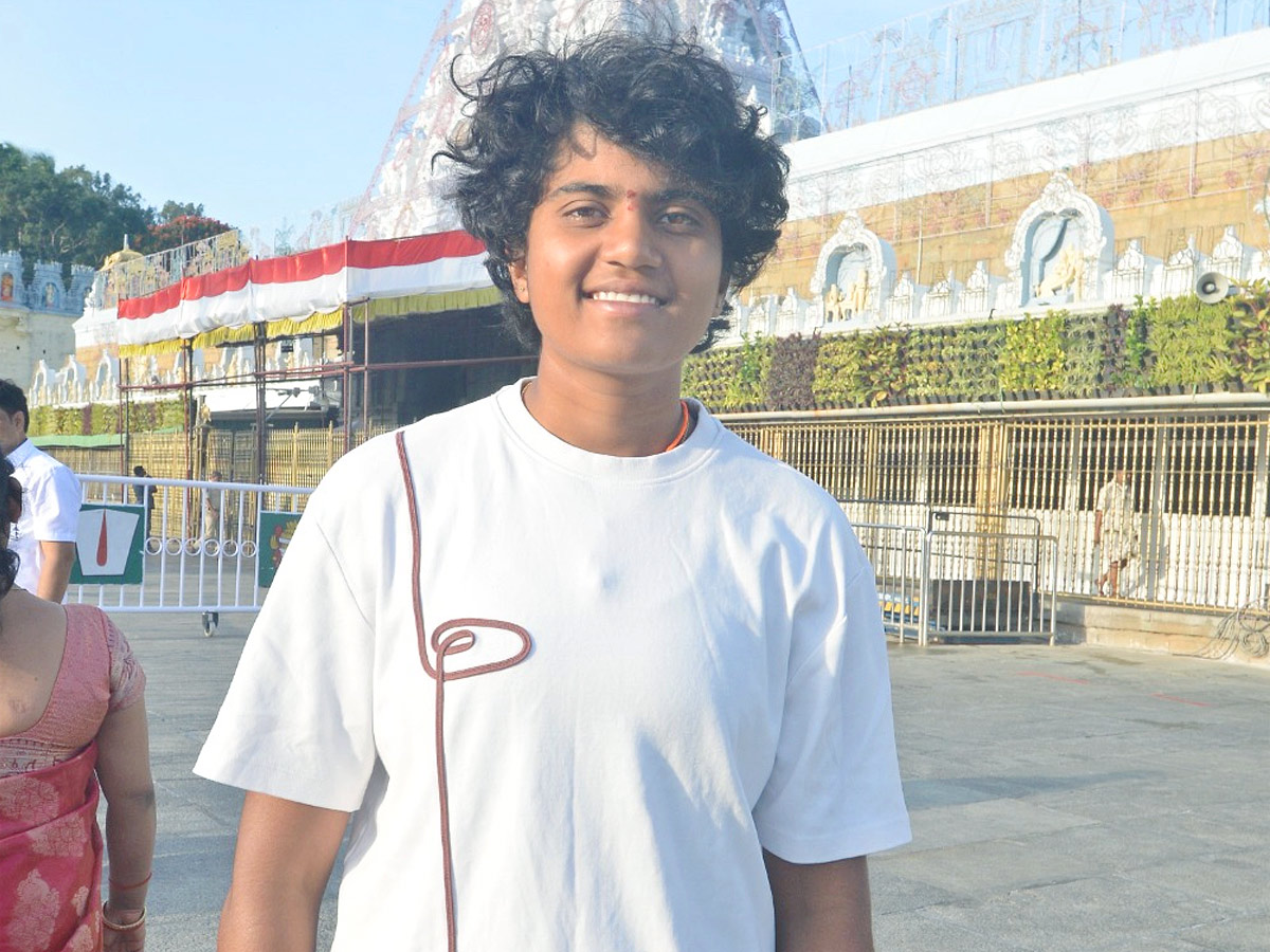 Indian Women's Cricket Team Player Sri Charani Visited Tirumala Sri Vari Temple Photos5