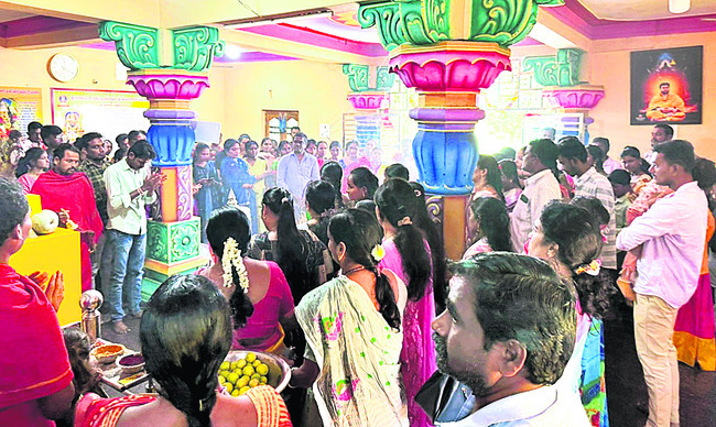 అమ్మ దర్శనానికి పోటెత్తిన భక్తులు1