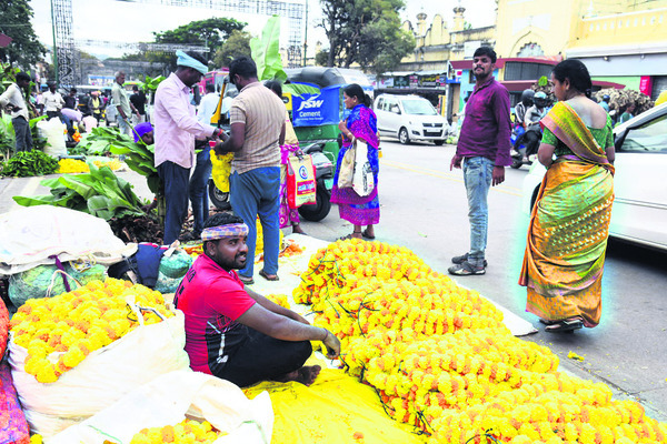 విపణి వీధులకు దసరా కళ1