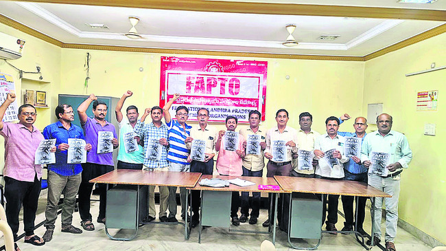 తీరంలో మృతదేహం 
2