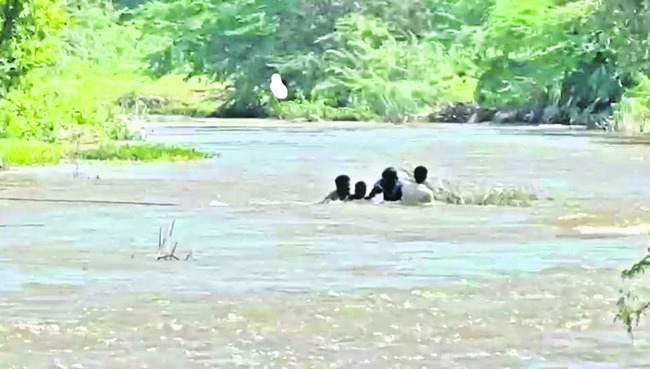 వాగులో యువకుడు గల్లంతు 1