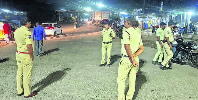 పోలీస్‌ తనిఖీలు ప్రారంభం1