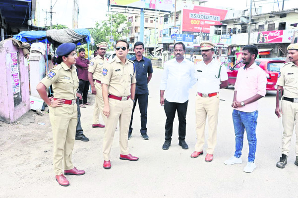 ట్రాఫిక్‌ రూల్స్‌  పాటించాలి 
1