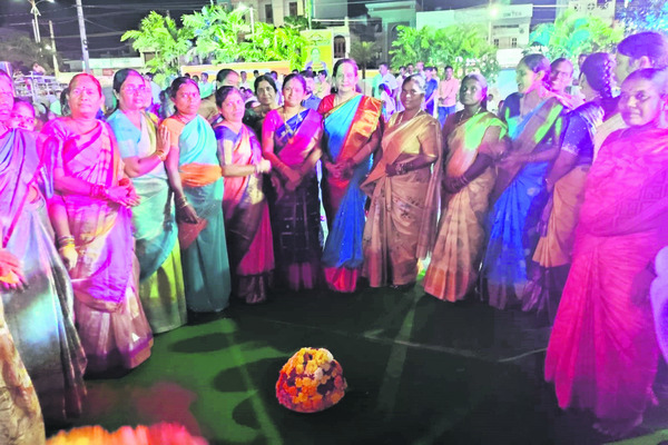 ఉత్సాహంగా సద్దుల బతుకమ్మ 1