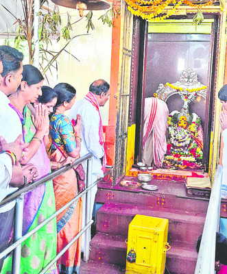 బాసరలో పూజలు చేసిన  కాంగ్రెస్‌ నేతలు2