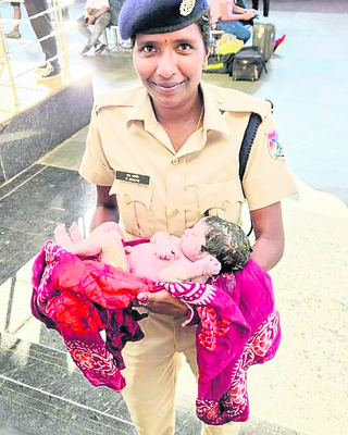 రైలు టాయిలెట్లో మహిళ ప్రసవం1