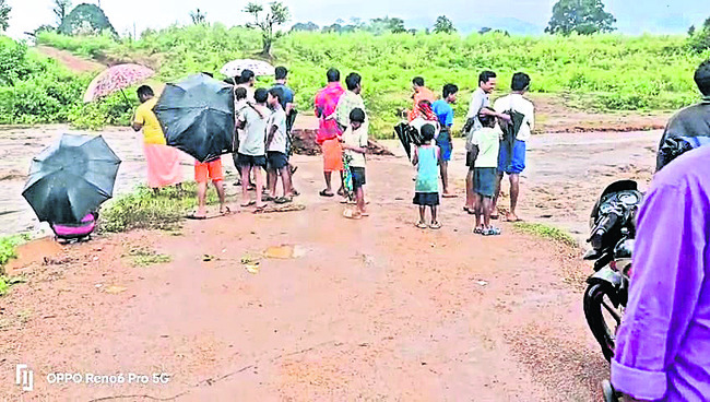 కొట్టుకుపోయిన వంతెన.. నిలిచిన రాకపోకలు 3