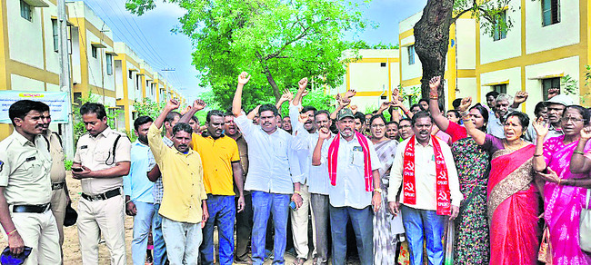 ‘డబుల్‌’ ఇళ్లలోకి వెళ్లేందుకు యత్నం
1