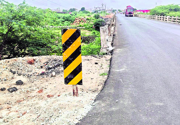 రహదారులపై రక్తపు మరకలు ! 2