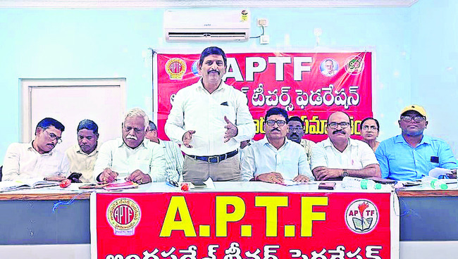 పారాది కాజ్‌వేపై వరద నీరు 1