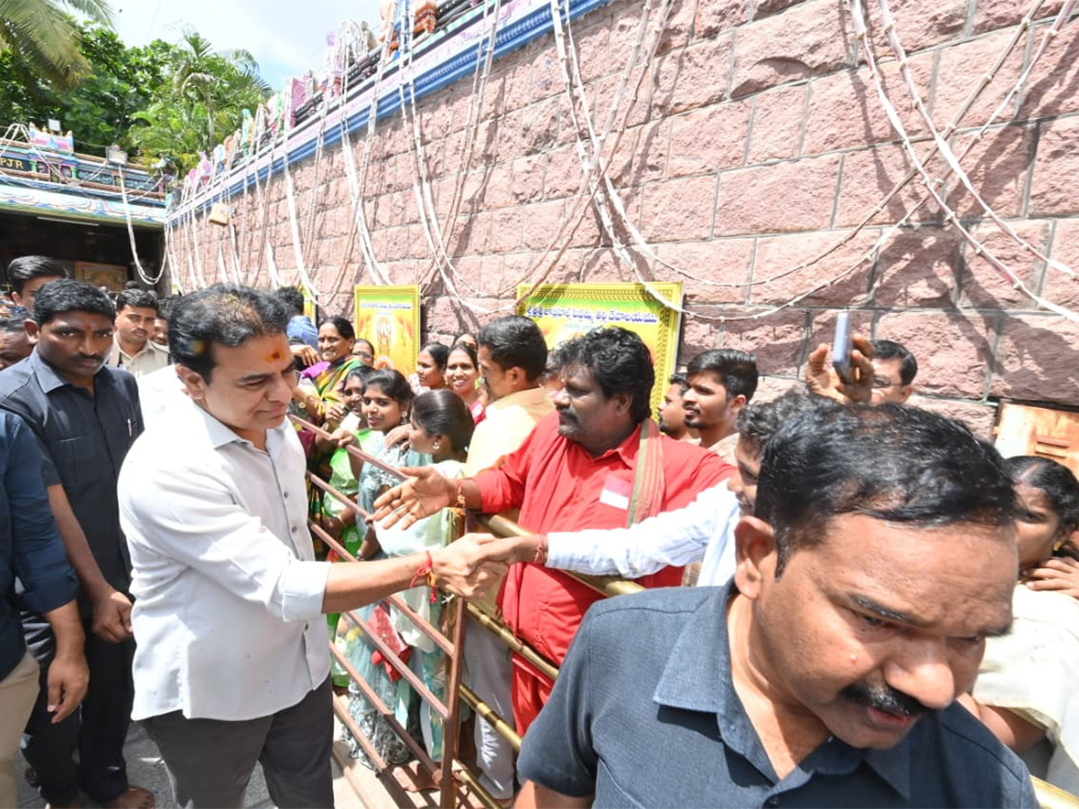 KTR Visit On Jubilee Hills Peddamma Thalli Temple Photos17
