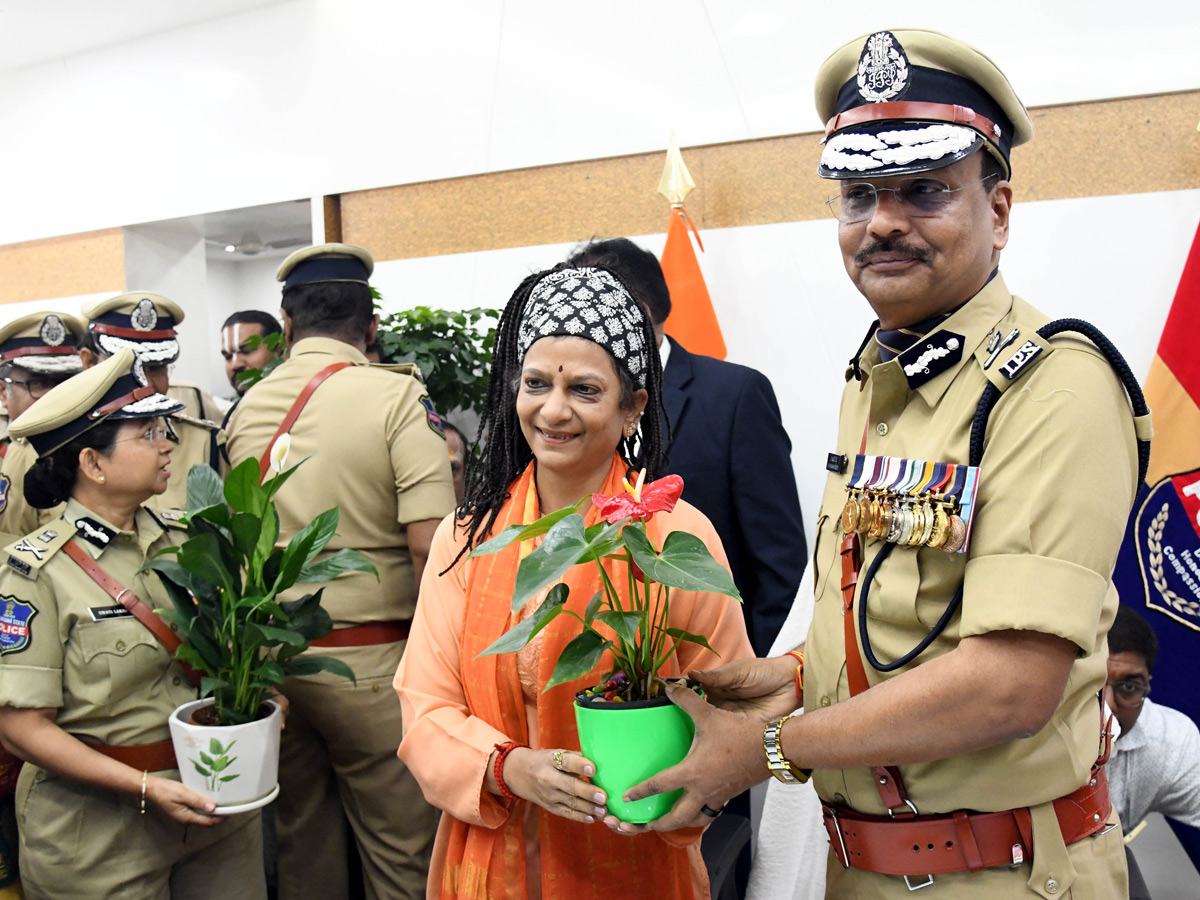 Shivadhar Reddy Takes Charge as Telangana DGP PHotos10