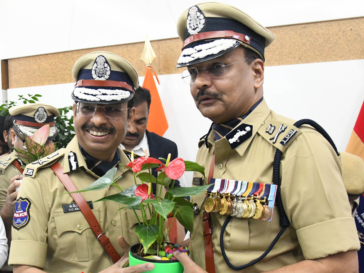 Shivadhar Reddy Takes Charge as Telangana DGP PHotos12