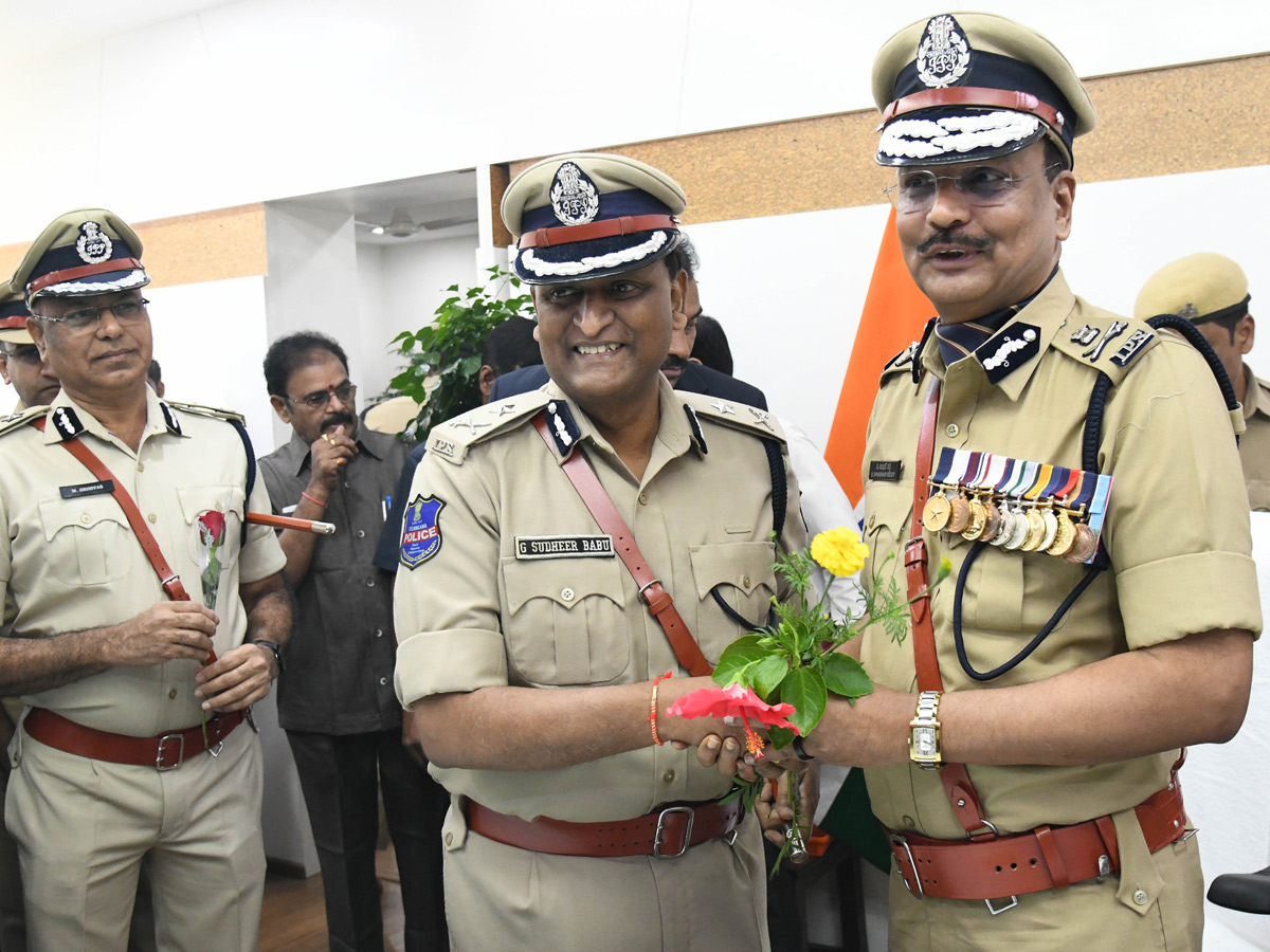Shivadhar Reddy Takes Charge as Telangana DGP PHotos18