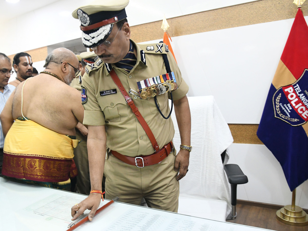 Shivadhar Reddy Takes Charge as Telangana DGP PHotos3