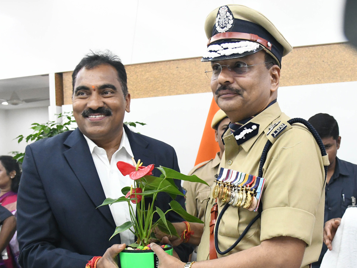 Shivadhar Reddy Takes Charge as Telangana DGP PHotos23