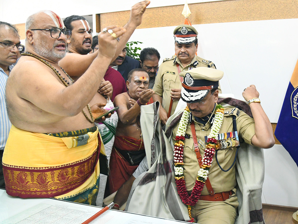Shivadhar Reddy Takes Charge as Telangana DGP PHotos4