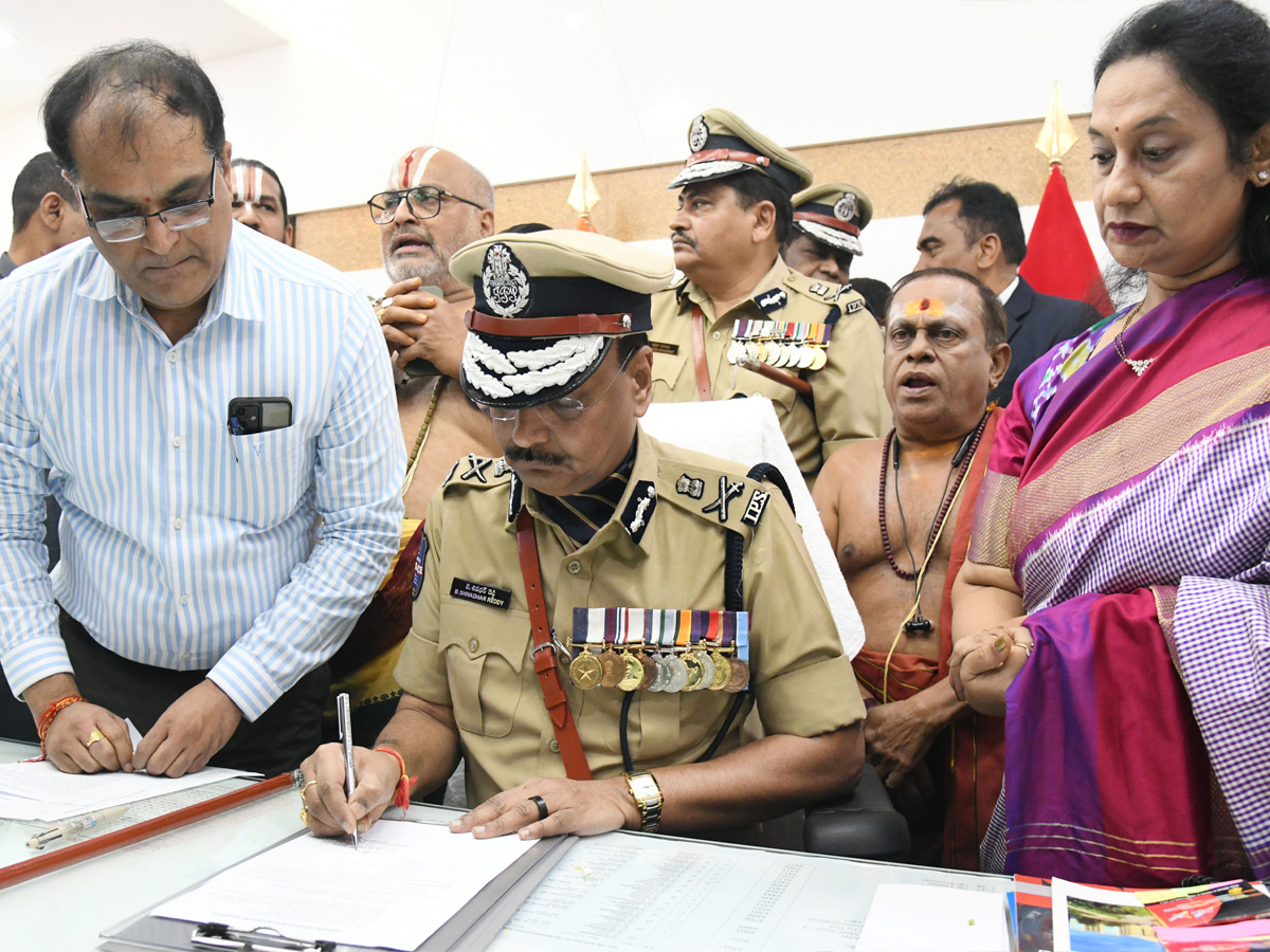 Shivadhar Reddy Takes Charge as Telangana DGP PHotos5
