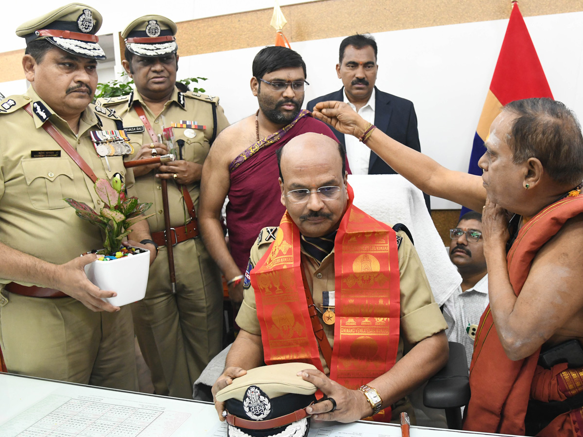 Shivadhar Reddy Takes Charge as Telangana DGP PHotos7