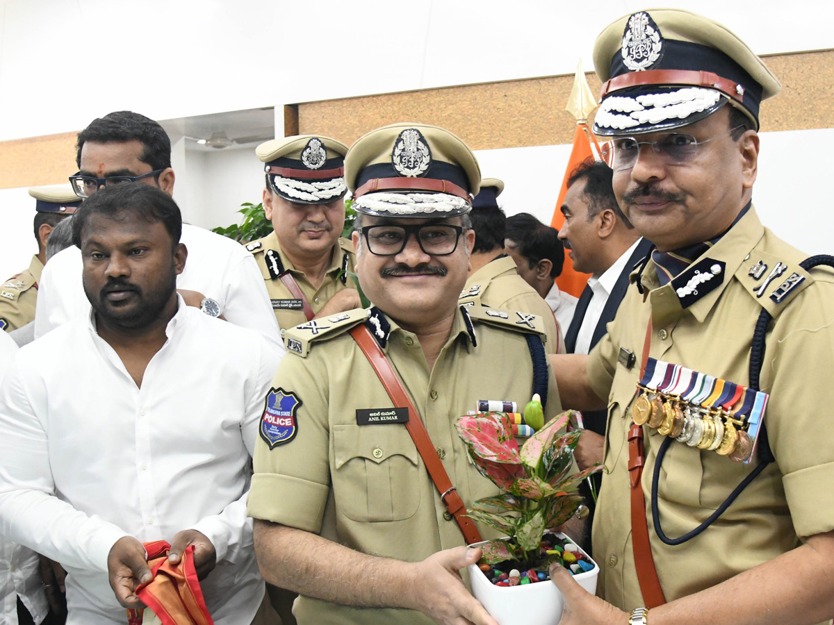 తెలంగాణ డీజీపీగా శివధర్‌రెడ్డి బాధ్యతల స్వీకరణ (ఫొటోలు) | Senior IPS ...