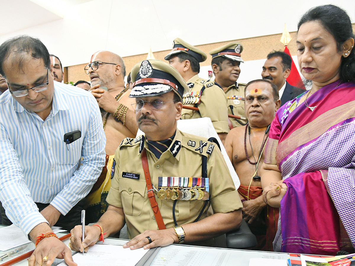 తెలంగాణ డీజీపీగా శివధర్‌రెడ్డి బాధ్యతల స్వీకరణ (ఫొటోలు) | Senior IPS ...