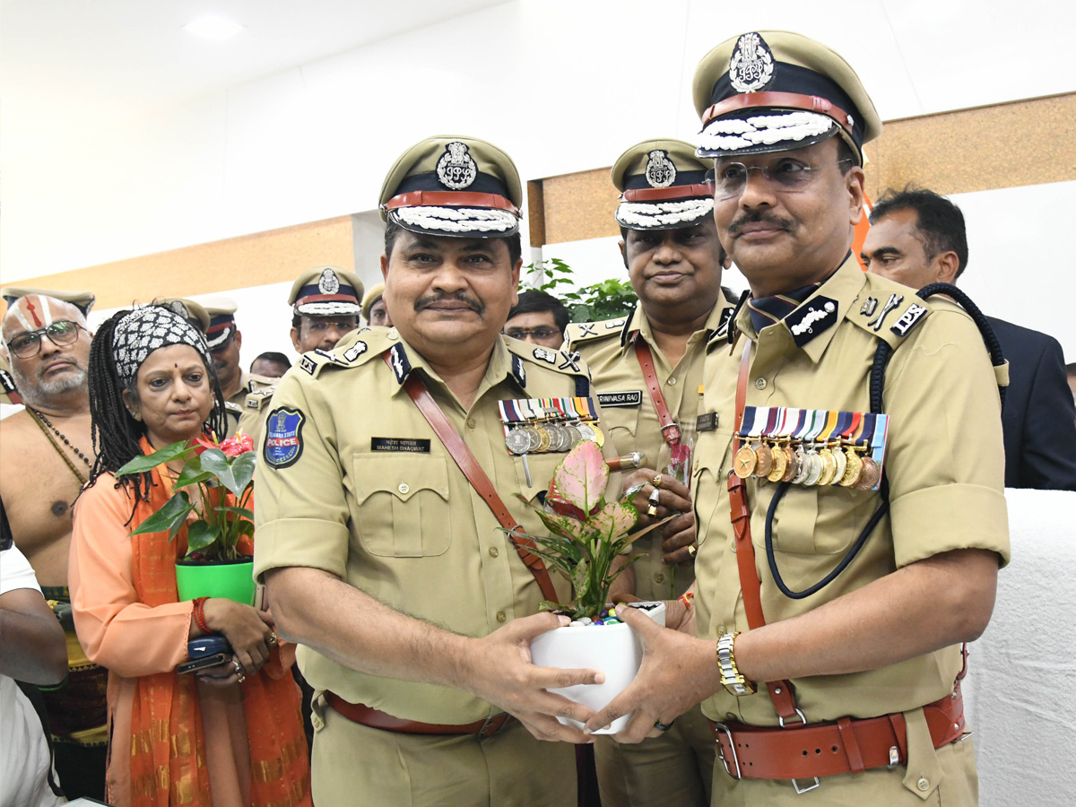 తెలంగాణ డీజీపీగా శివధర్‌రెడ్డి బాధ్యతల స్వీకరణ (ఫొటోలు) | Senior IPS ...
