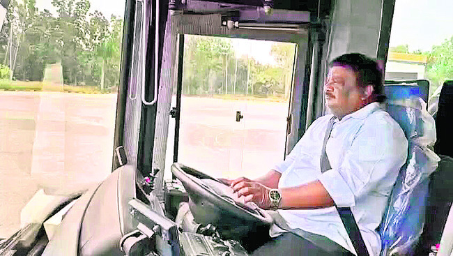 బస్సు నడిపిన  రవాణాశాఖ మంత్రి 1