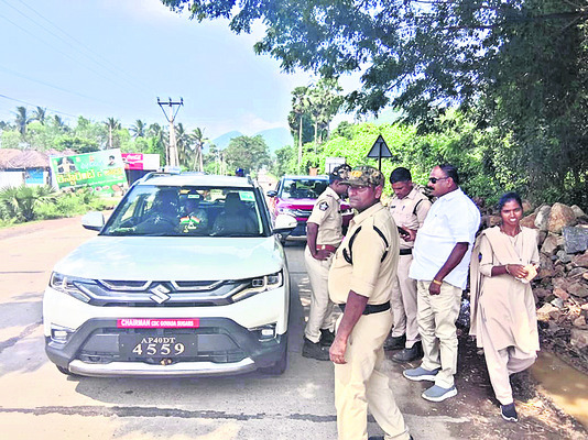 Police intercept Chodavaram CDC Chairman Sunkara Srinivasa Rao near Anakapalle2