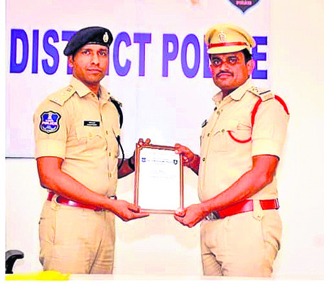 ఎస్పీ చేతుల మీదుగా   ప్రశంసాపత్రం2