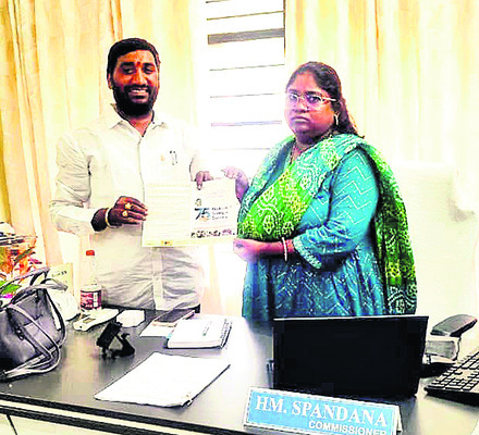 ఎస్పీ చేతుల మీదుగా   ప్రశంసాపత్రం1