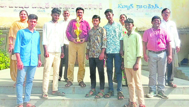 రాష్ట్రస్థాయి పోటీలకు ఖాదిరాబాద్‌ విద్యార్థులు1