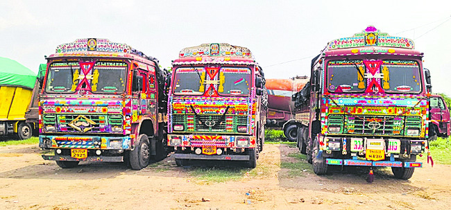 టపాసుల గోడౌన్లో ఆకస్మిక తనిఖీలు 1