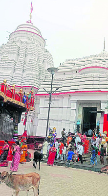 మందిరాలకు పోటెత్తిన భక్తులు 1