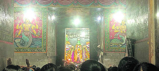 మందిరాలకు పోటెత్తిన భక్తులు 2