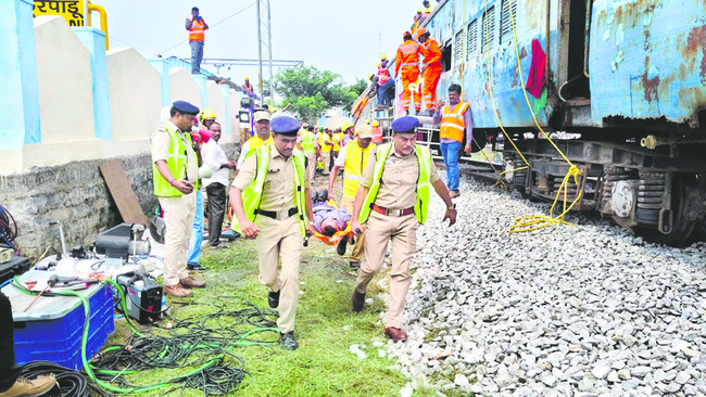 పెదకూరపాడు వద్ద రైలు ప్రమాదం 1