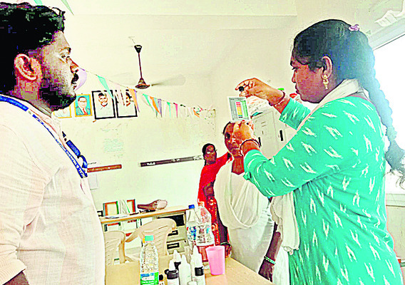 అట్రాసిటీ బాధితురాలికి పెన్షన్ బకాయిల మంజూరు : కలెక్టర1