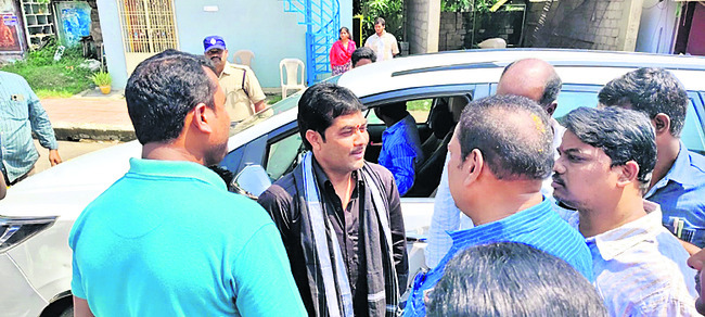 పాడేరు ఎమ్మెల్యేకు అడుగడుగునా ఆంక్షలు2