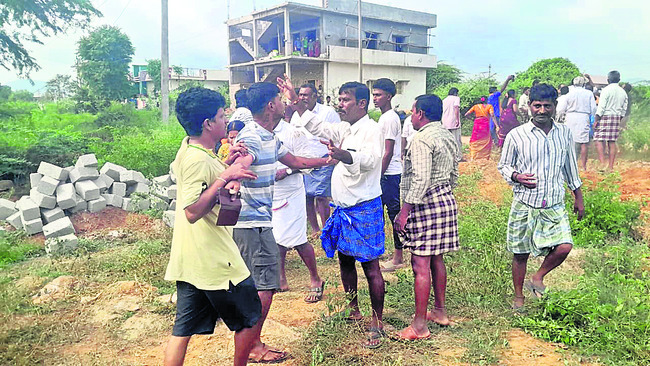 స్థలం కోసం ఇరువర్గాల ఘర్షణ1